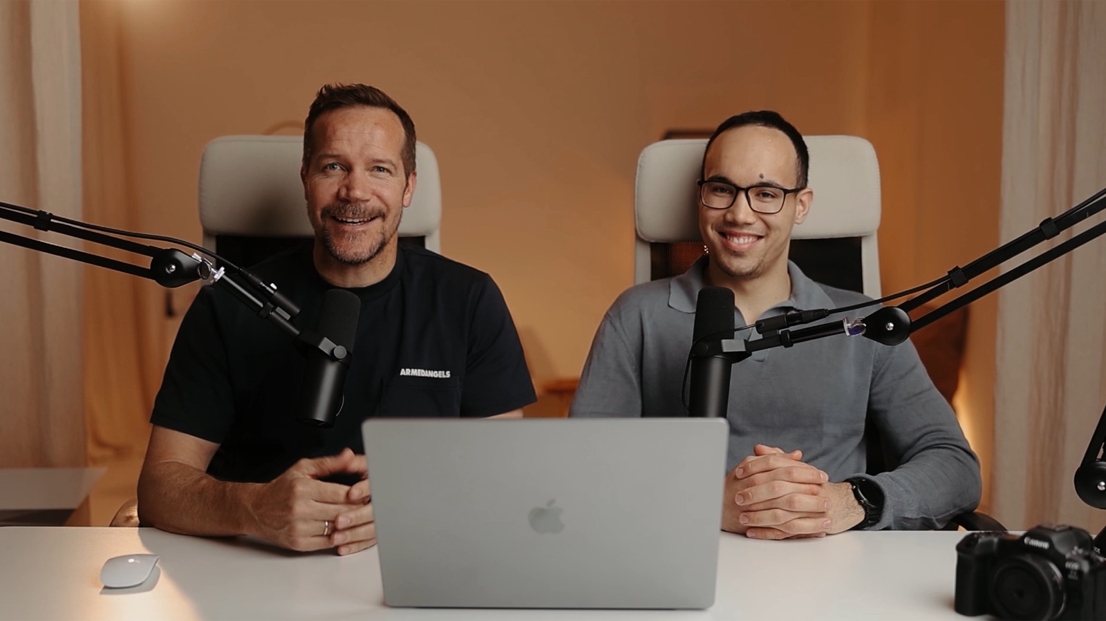 Ingo und Alex erklären den DaVinci- und Premiere-Schnitt-Workflow im Studio.